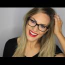 schminken-mit-brille-eyeliner-nerdbrille-rot-lippen-laecheln-blond